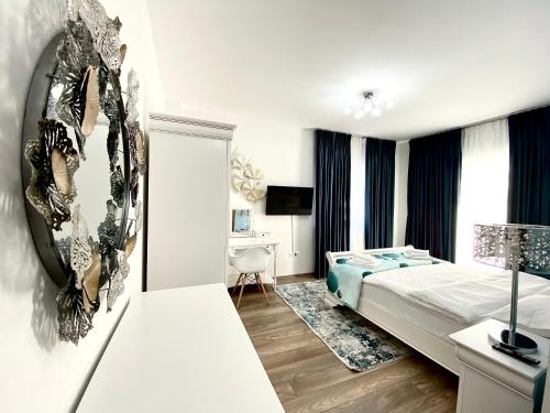 Giường trong phòng chung tại White Dream Penthouse with Jacuzzi