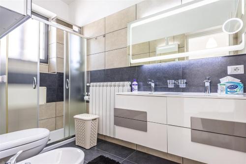 La salle de bains est pourvue de toilettes et d'un lavabo. dans l'établissement Villa Acqua Dolce, à Taurisano