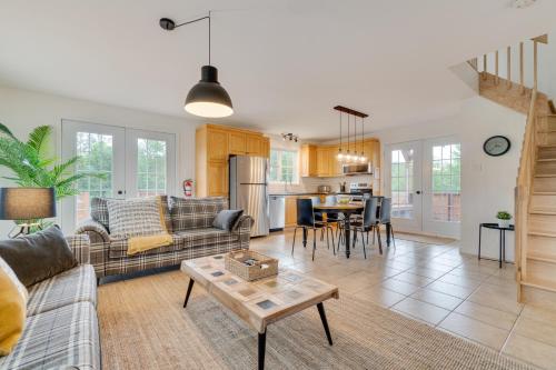 - un salon avec un canapé et une table dans l'établissement Le Relais de la Martine, à Petite-Rivière-Saint-François