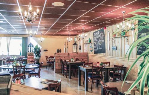 a dining room with tables and chairs in a restaurant at Gezellig vakantiehuis 't Gramsbergje in Gramsbergen