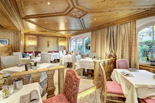 シェーナにあるHotel Berglandの天井のレストラン(テーブル、椅子付)