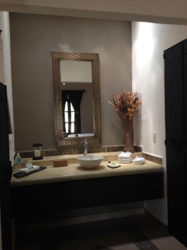 a bathroom with a sink and a mirror at Hotel Boutique Casa de Campo Malinalco in Malinalco