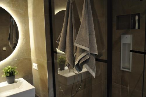a bathroom with a sink and a towel at Vakantiehuisje Opdekamp in Merselo