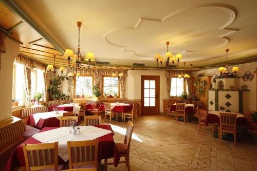 un restaurante con mesas y sillas en una habitación en Bankwirt en Schladming