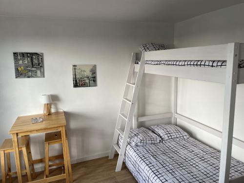 ein Schlafzimmer mit einem Etagenbett und einem Schreibtisch in der Unterkunft Charmant Studio 3 pers - 20mn Paris - 35mn Disney in Fontenay-sous-Bois