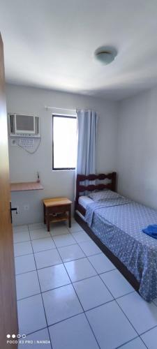 マセイオにあるResidencial Maravilha - Poçoのタイルフロアのベッドルーム1室(ベッド1台付)