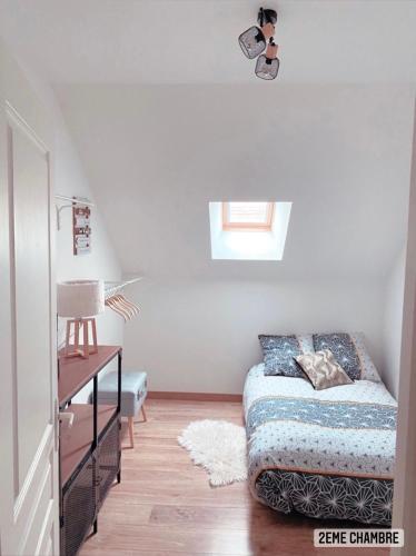 um quarto com uma cama, uma mesa e uma janela em Maison La demoiselle de Chambord em Huisseau-sur-Cosson