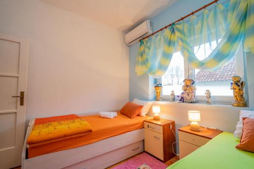 ein kleines Schlafzimmer mit 2 Betten und einem Fenster in der Unterkunft Apartman JOZIC in Knin