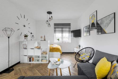 a living room with a couch and a table at Słone Residence Apartamenty & Beer SPA in Kudowa-Zdrój