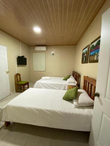 Een bed of bedden in een kamer bij Hotel Ana Mary