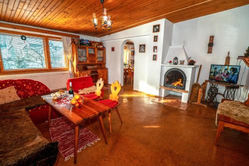 - un salon avec une table et une cheminée dans l'établissement Rekreačný Dom Shalom, à Smrečany