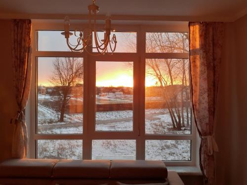 a window with a view of a snow covered yard at Двокімнатна , Троєщина, район 2, ТЦ район in Kyiv