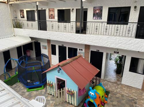 een uitzicht op een speeltuin in een gebouw bij Hotel Ozzy in Doradal
