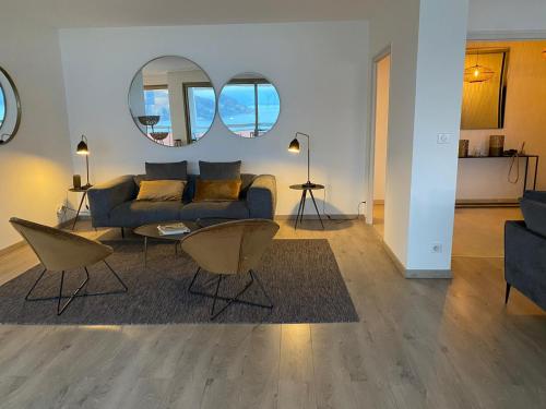 アヌシーにあるLE PANORAMIQUEのリビングルーム(ソファ、テーブル、鏡2つ付)