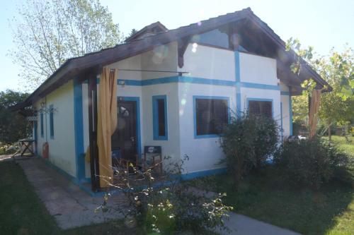 een klein wit huis met de deur open bij Aguila Blanca in Mina Clavero