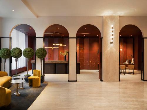 um lobby de um hotel com cadeiras e mesas em Park Lane New York em Nova York