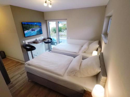 ein Hotelzimmer mit 2 Betten und einem Fenster in der Unterkunft -Neubau- 24 qm Studio-Apartment in Fulda