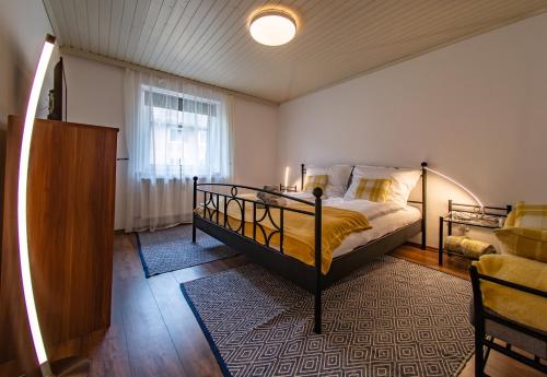 1 dormitorio con 1 cama en una habitación con ventana en ERZHAUS Apartments, en Eisenerz