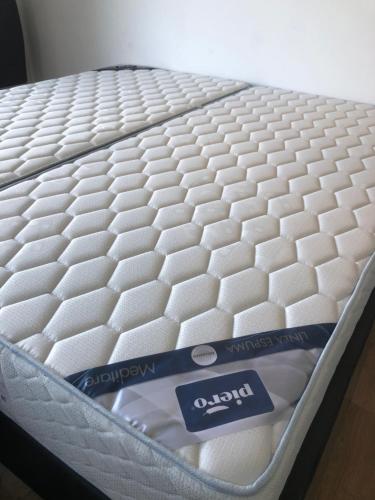 Ένα ή περισσότερα κρεβάτια σε δωμάτιο στο Balcón Austral beautiful apartment with incredible views of the mountains and the city