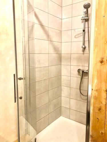 une douche avec une porte vitrée dans une salle de bain dans l'établissement Appart proche gare + Parking , Impasse tranquille, à Montauban