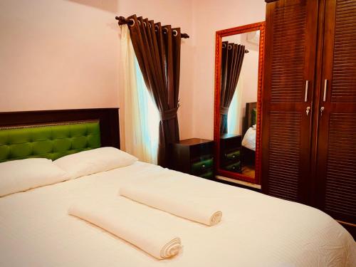 Postel nebo postele na pokoji v ubytování Abbi Holidays - Jaffna Luxurious Villa