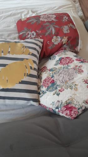 ジュイス・デ・フォーラにある130/302 AP 306 Um dois quartos dos seus sonhosのベッドの上に置かれた2つの枕