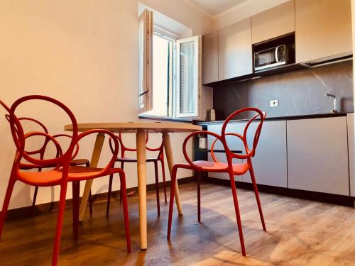 cocina con mesa de madera y 4 sillas en The Square of Miracles Apartment, en Pisa