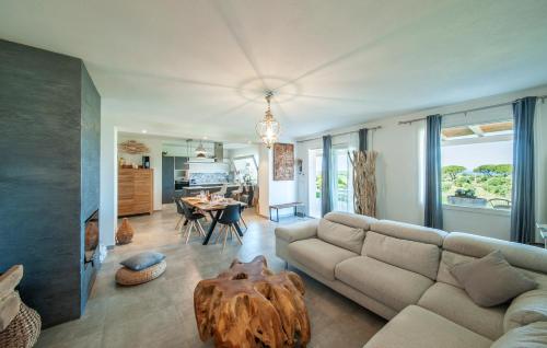 a living room with a couch and a table at Bellimpiazza - Villa vista mare con piscina in Sorso