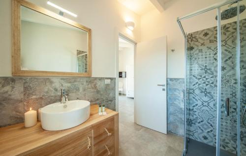 a bathroom with a sink and a shower at Bellimpiazza - Villa vista mare con piscina in Sorso