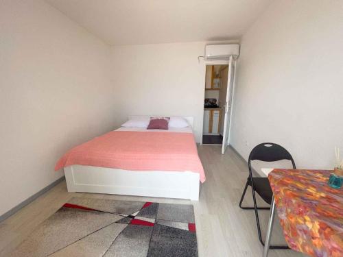 Posteľ alebo postele v izbe v ubytovaní Apartments in Dramalj 42059