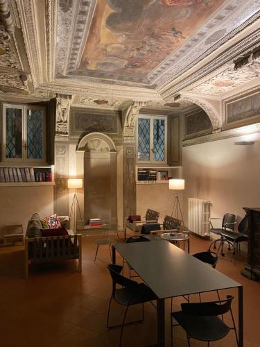 a room with a ceiling with a table and chairs at Intero Appartamento. San Giovanni Uno in Brescia