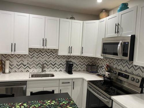 Kuchyň nebo kuchyňský kout v ubytování Charming Boston Retreat 3BR Parking Perfect for Families & Groups