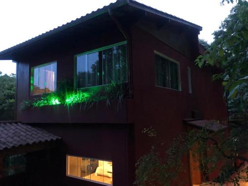 una casa con una señal verde en la ventana en Grand Casa Rossa, en Morro de São Paulo