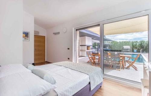 um quarto com uma cama e uma varanda com uma mesa em Holiday home in Radosi kod Visnjana - Istrien 42140 em Radossi