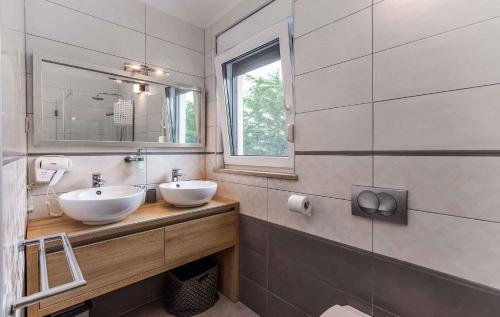 uma casa de banho com 2 lavatórios e um espelho em Holiday home in Radosi kod Visnjana - Istrien 42140 em Radossi