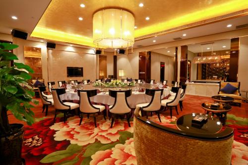 a dining room with a long table and chairs at JinJiang International Hotel Urumqi in Ürümqi