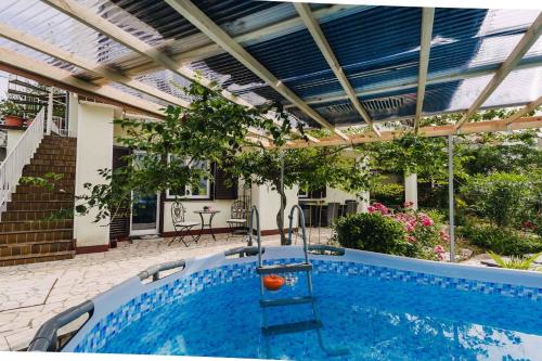 Bazén v ubytovaní Apartments in Klimno - Insel Krk 42235 alebo v jeho blízkosti