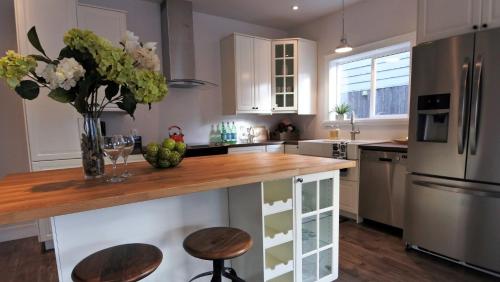 A kitchen or kitchenette at Black Rooster Guesthouse