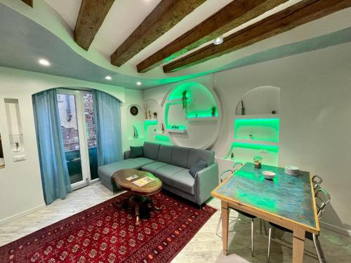 Hayez Rooms في البندقية: غرفة معيشة مع أريكة وطاولة