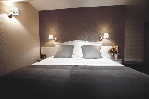 Ένα ή περισσότερα κρεβάτια σε δωμάτιο στο Best Western Le Duguesclin Hôtel-Restaurant