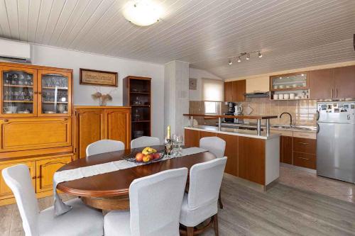 Ett kök eller pentry på Apartment in Crikvenica 42244