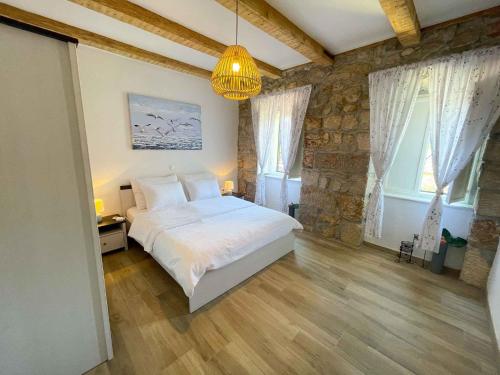 Postel nebo postele na pokoji v ubytování Holiday home in Drivenik 42242
