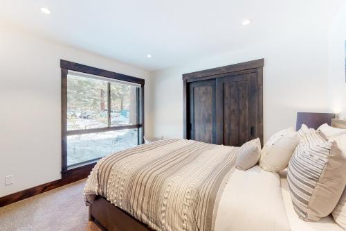 Un dormitorio con una cama grande y una ventana en Maison de Montagne, en Incline Village
