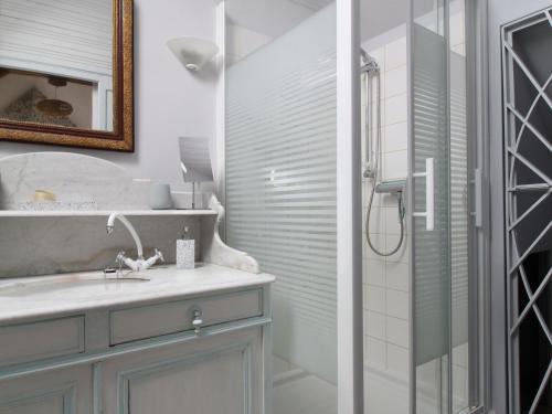 a bathroom with a sink and a shower with a mirror at Jolie maison en pierre avec jardin privatif, proche de la Loire et des châteaux, animaux bienvenus - FR-1-622-23 in Saint-Sulpice