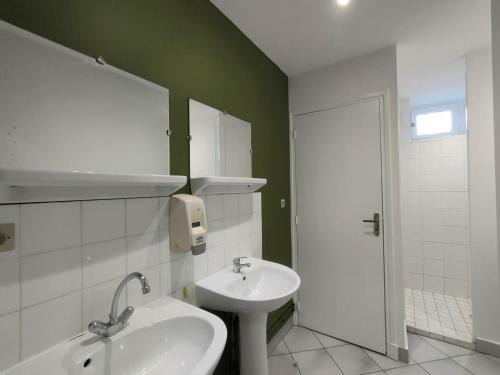 ein Bad mit einem Waschbecken und einem Spiegel in der Unterkunft Gîte Saint-Haon-le-Châtel, 4 pièces, 11 personnes - FR-1-496-252 in Saint-Haon-le-Châtel