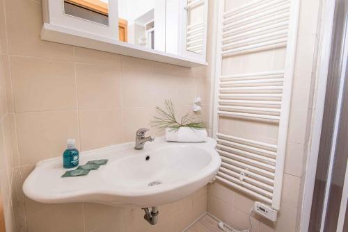 y baño con lavabo blanco y espejo. en Holiday Homes in Piombino - Toskana 42359, en Piombino