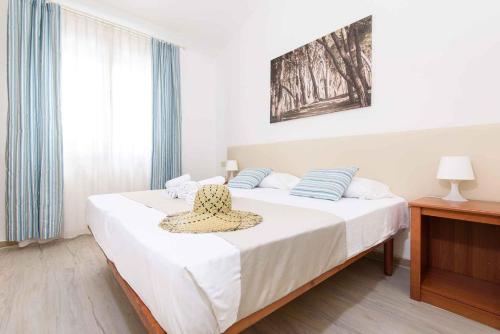 1 dormitorio con 1 cama con silla en Holiday Homes in Piombino - Toskana 42359, en Piombino