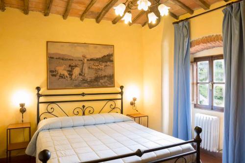 1 dormitorio con 1 cama y una pintura en la pared en Holiday Homes in Pelago - Toskana 42338, en Pelago