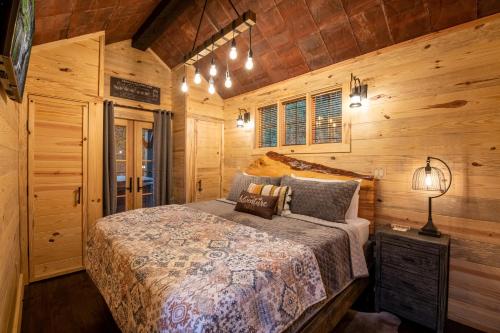 מיטה או מיטות בחדר ב-Smoky Mountain Station