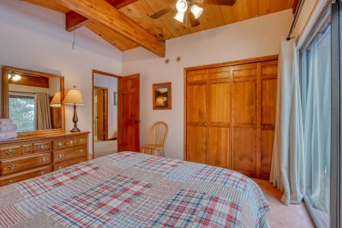 Una cama o camas en una habitación de 3 Hare Lane